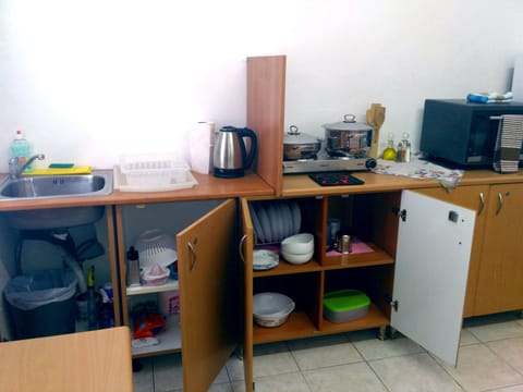 Fridge, cookware/dishes/utensils