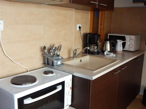 Fridge, oven, coffee/tea maker, electric kettle