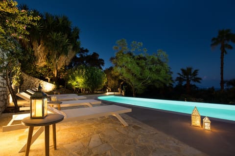 Outdoor pool, an infinity pool, sun loungers