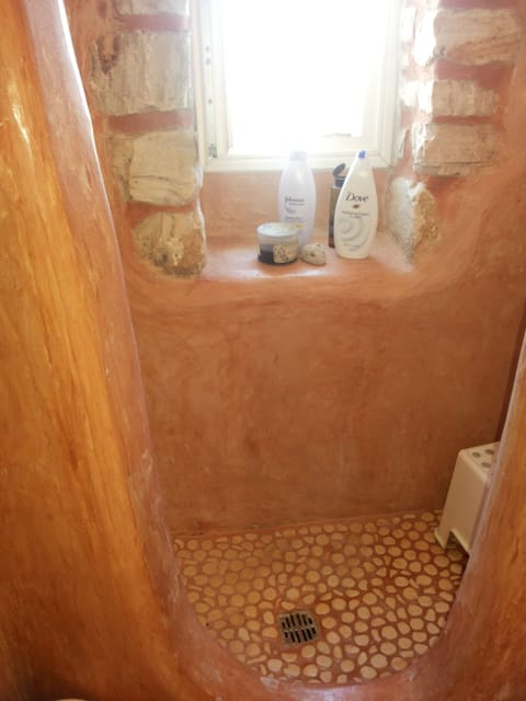 Combined shower/tub, hair dryer, bidet, towels