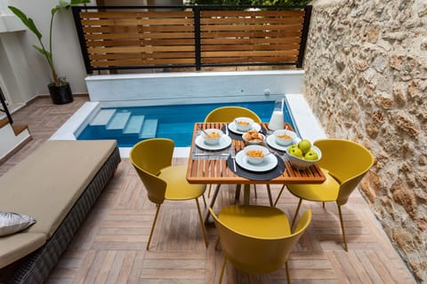  Breakfast with pool view