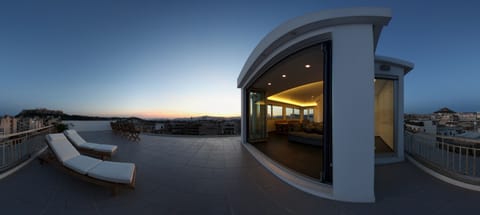 Roof Garden offering the most inspiring views of the Parthenon and the historic centre of Athens, as well as the seaside, the Saronic Islands and the Athenian hills ( Lycabettus, Philopappos and mountains (Hymettos) 