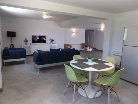 SECOND LIVING ROOM