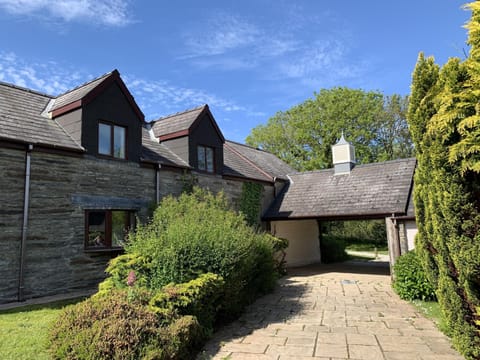 Front of Cottage showing courtyard