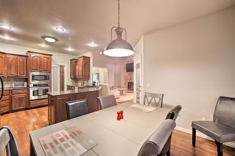 Kitchen | Granite Countertops | Dining Area
