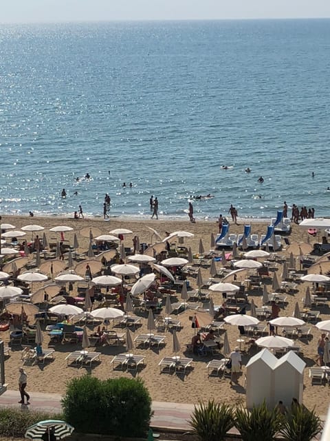 Beach nearby, sun loungers, beach towels