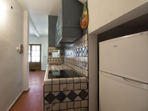 Sky, Plant, Building, Daytime, Property, Window, Tree, Architecture, Urban Design, Leisure