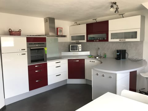 Private kitchen | Fridge, microwave, oven, stovetop