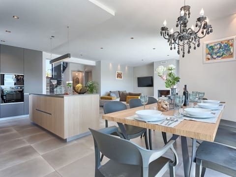 Dining Room, Room, Furniture, Property, Interior Design, Ceiling, Building, Countertop, Floor, Table