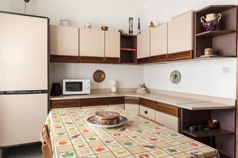 KITCHEN WITH DINING TABLE