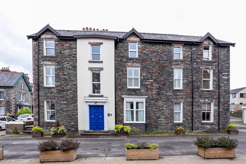 The whole middle floor is yours and affords the best views of the mountains