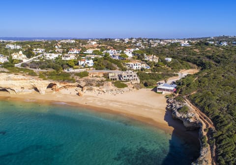 Beach nearby, sun loungers, beach towels