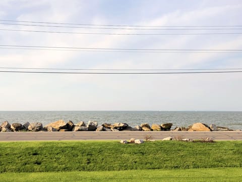 Beach nearby, sun loungers, beach towels