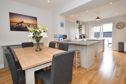 large extendable dining table seating 6 additional seating at the breakfast bar