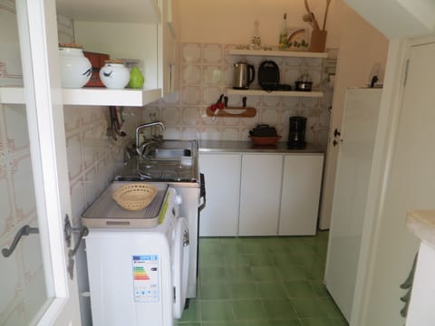 Fridge, oven, coffee/tea maker, electric kettle