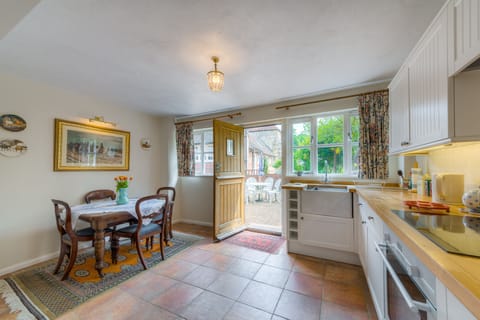 Private kitchen | Fridge, oven, electric kettle, toaster