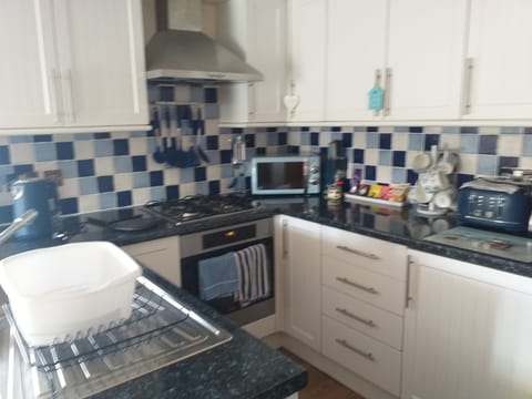 fully fitted kitchen