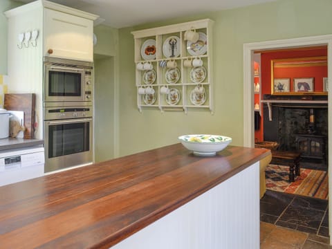 Kitchen area adjoins both living room and conservatory | Dol Y Clochydd, Llanfachreth, near Dolgellau