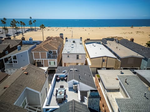 Beach nearby, sun loungers, beach towels