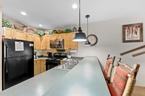 Full kitchen and breakfast bar with seating for 2