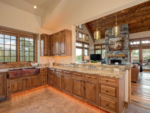 Cowboy Heaven Luxury Suite 3C, Kitchen, 4
