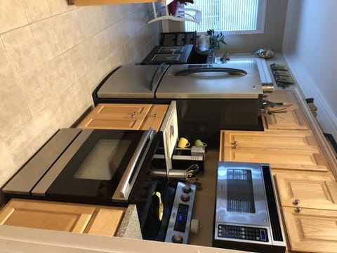 Microwave, oven, dishwasher, coffee/tea maker