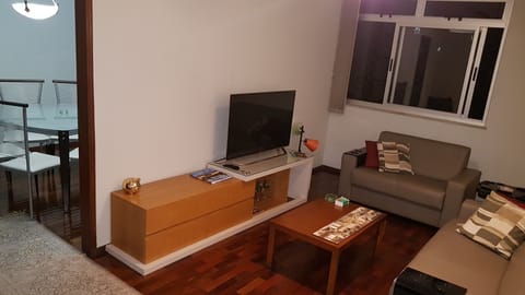 Living area | Smart TV, books, stereo