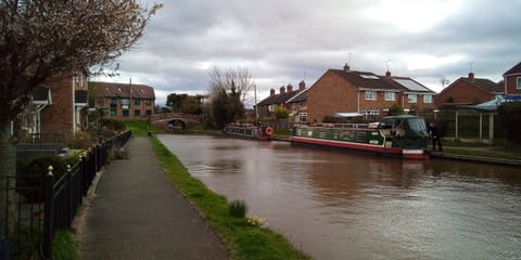 No 5 Waterside drive inset before wall set forward toward the front.