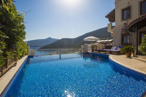 Pool | An infinity pool, a heated pool, sun loungers