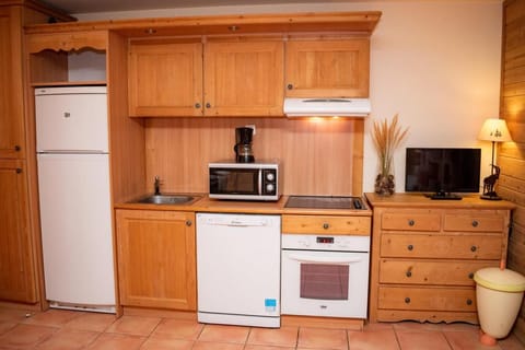 Fridge, microwave, dishwasher, coffee/tea maker