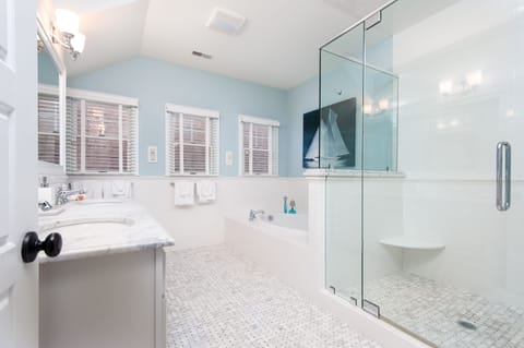 Combined shower/tub, towels