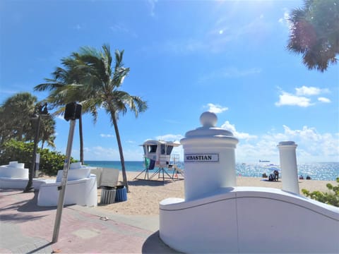 Beach nearby, sun loungers, beach towels