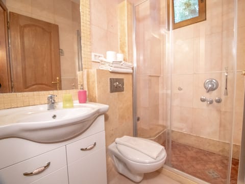 Combined shower/tub, hair dryer, towels