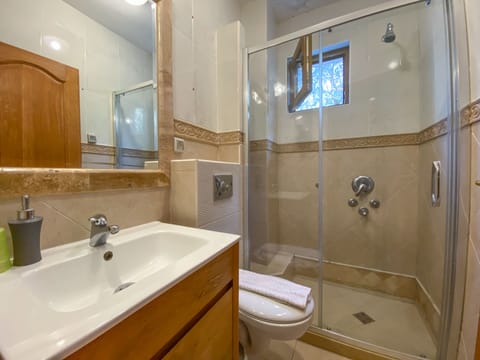 Combined shower/tub, hair dryer, towels