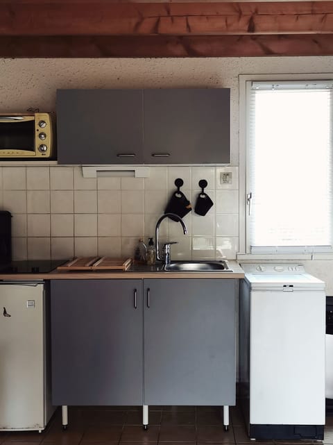 Fridge, oven, stovetop, coffee/tea maker