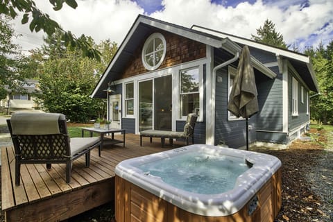 Welcome! Please enjoy a soak in the luxurious hot tub year round!