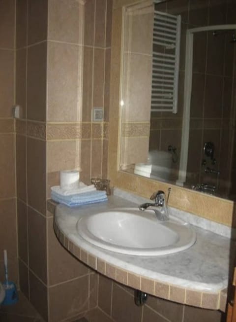 Combined shower/tub, hair dryer, towels