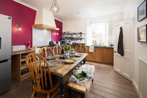 Shiloh Cottage - kitchen with dining space for six