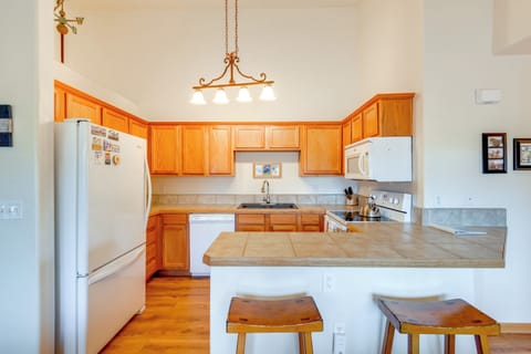 Fridge, stovetop, dishwasher, coffee/tea maker