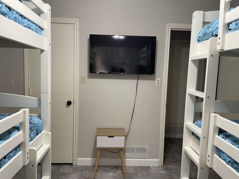 3 bedrooms, in-room safe, iron/ironing board, travel crib