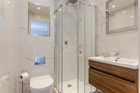 Combined shower/tub