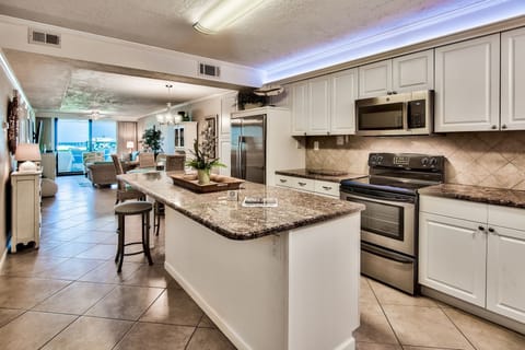 Private kitchen | Fridge, microwave, oven, stovetop