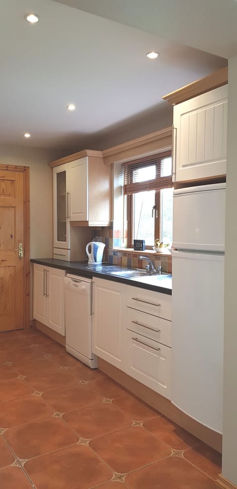 (open plan kitchen with a beautiful garden- and mountain view)