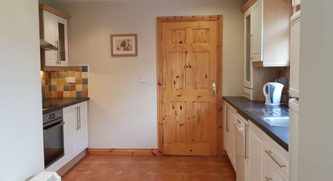 (kitchen with door to the utility room, very convenient)