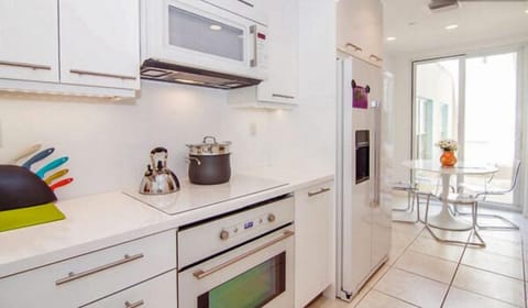 Private kitchen | Fridge, microwave, oven, stovetop