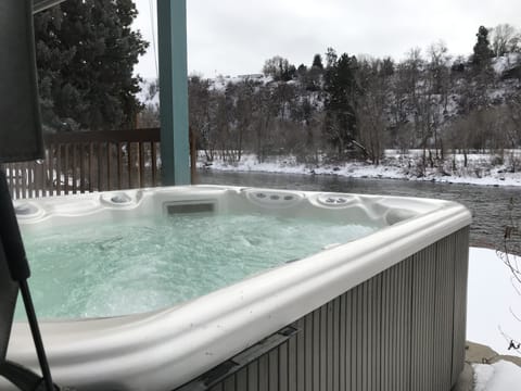 Outdoor spa tub