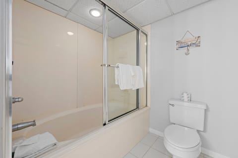 Combined shower/tub, towels