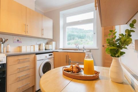 Kitchen & dining area