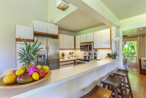 Well equipped Kitchen with many kitchenware.