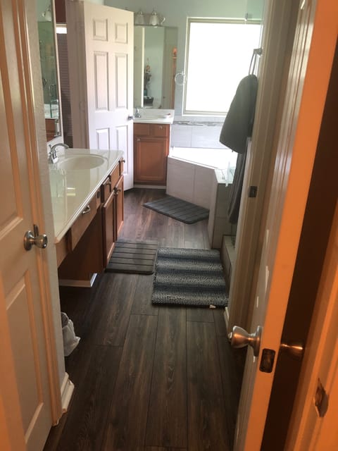 Combined shower/tub, jetted tub, hair dryer, towels